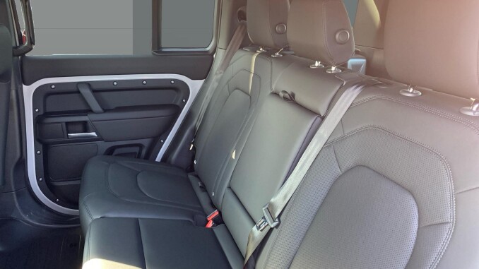 Land Rover Defender 3.0 D250 X-Dynamic SE 110 5dr Auto Diesel Estate - Image 4